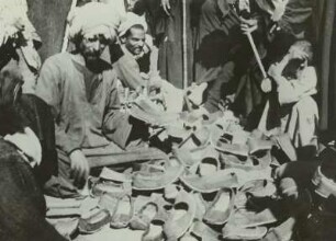 Schuhhändler auf dem Markt : Sudan (oder Ägypten?). Schuhhändler, Marktszene