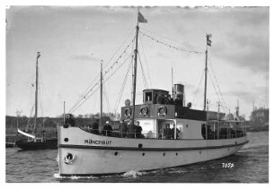 Dampffährboot "Mönchgut" in Fahrt in einem Rügener Hafen