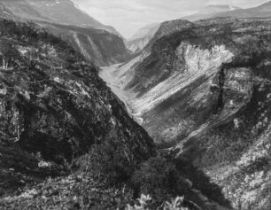 Skandinavische Berglandschaft : Blick in eine hochgelegene skandinavische Landschaft mit einem Kerbtal in der Mitte