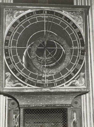 Stralsund: Nikolaikirche. Zifferblat der astronomischen Uhr. (hinter Hauptaltar) Werk nicht mehr vorhanden.