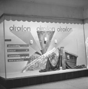 Kaufhaus Nickel: Mühlenstraße: Schaufenster mit Dralon-Stoffen