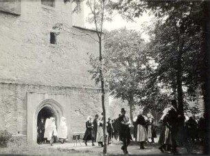 Nach dem Gottesdienst in Schleife : Kleidung - Schleifer Tracht. Ort: Slepo / Schleife. Zwei Frauen in Trauertüchern nach dem Kirchgang.