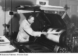 Drucker an Maschine, polygrafische Ausbildungsstätte für Meister, Leipzig, 1946