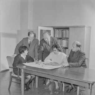 Dr. Alfred Mietzschke (sorbischer Name Frido Metsk) und Kito Lorenc im Institut für sorbische Volksforschung in Bautzen