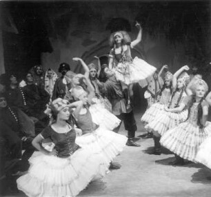 Coppelia. Ballett von Léo Delibes mit Ellen von Cleve-Petz als Swanilda, Walter Kreideweiß als Franz, Wilhelm Moy als Dr. Coppélius u. a. Staatsoper Dresden, Neueinstudierung 16.2.1925 unter Leitung von Fritz Busch (gemeinsam mit "Abu Hassan"; Choreographie: E. Cleve-Petz). Fotografie (Negativabzug auf Papier) von Ursula Richter