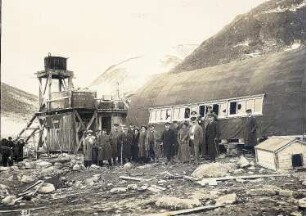 Spitzbergen. Smerenbergbucht. Touristen und Besatzungsmitglieder eines Kreuzfahrtschiffes vor der Wellmannhütte