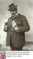 Neubronner, Julius (1852-1932) / Porträt mit Hut, in der rechten Hand eine Apparatur, in der linken eine Brieftaube haltend / nach links unten blickendes Kniestück