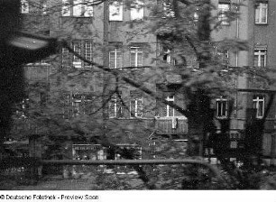 Berlin-Prenzlauer Berg, Schönhauser Allee. Blick aus der fahrenden S-Bahn auf ein Wohnhaus mit Laden