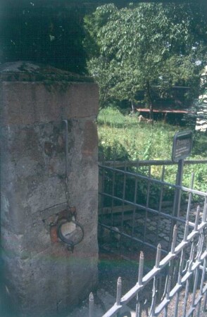 Augustusburg. Pranger mit Halseisen (für "zänkische Weiber")