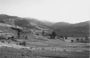 Kulubi und Tallandschaft : Blick von Kulubi über eine Tallandschaft. Im Hintergrund das Gara Muleta-Gebirge.