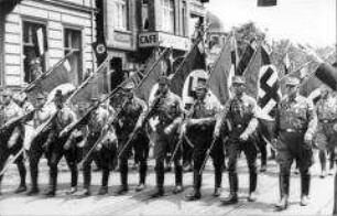 Vorbeimarsch der Fahnenkompagnie an Adolf Hitler