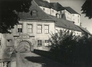 Schloss Weesenstein, Ostseite, Blick über die Brücke zum Hauptportal