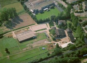Büdingen. Gewerbegebiet zwischen Industriestraße und Gleisanlagen (Lahn-Kinzig-Bahn, Strecke Gießen - Gelnhausen). Luftbild-Schrägaufnahme von Ostsüdost