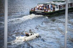 Amphicar Schwimmauto auf der Elbe im Hamburger Hafen, 22.06.2019