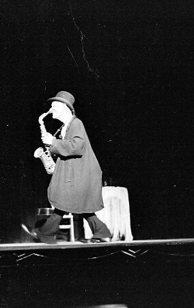 Wintergarten: Emmy und Louis; Musik Clown (mit Alt Saxophon)