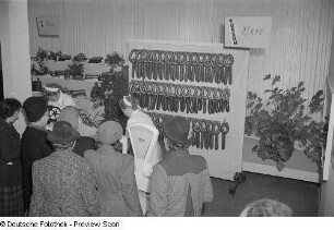 Besucher in der Abteilung für Nahrungsmittel (Fleisch- und Wurstwaren)