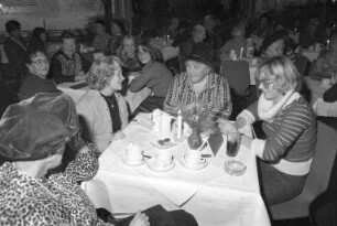Vorweihnachtliche Feier beim Altenhilfsdienst Karlsruhe für Helferinnen und Betreute