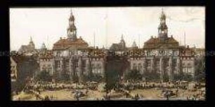 Belebter Markt mit Blick zum Rathaus, Lüneburg