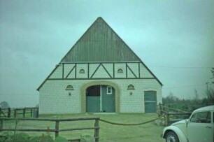 Fürstenkaten: Bauernhaus mit Blechdach: Giebelseite Wirtschaftstrakt: mit Scheunentor und Stalltür