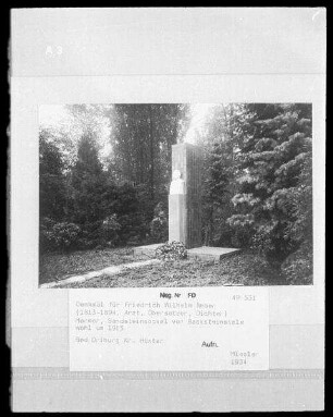 Bad Driburg, Denkmal für Friedrich Wilhelm Weber : Bad Driburg. Denkmal für Friedrich Wilhelm Weber (1813-1894), Arzt, Übersetzer, Dichter). Marmor, Sandsteinsockel vor Backsteinstele