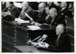 Konrad Adenauer spricht in der Bundestagsdebatte über die Pariser Verträge