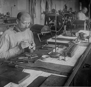 Einpassen der Prismen in den fertigen Körper : Technikgeschichte | Technologie | Optische Industrie | Prismen-Fernrohre | Emil Busch AG Rathenow