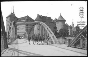 Torgau. Schloss Hartenfels - Brücke mit Soldaten