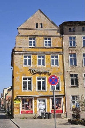 Stralsund - Renovierungsbedürftiges Haus : Unsanierte Hausfassade am Neuen Markt. Aufgenommen am 21. April 2011 in Stralsund