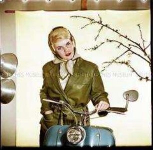 Frühlingsmode: Frau mit Moped