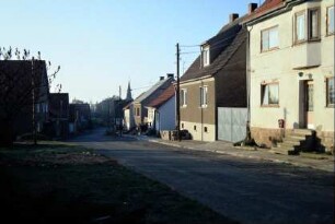 Dorfstraße mit Häuserzeilen