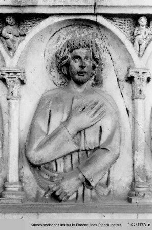 Gherardesca-Grabmal : Sarkophag : Linkes Relieffeld mit den Aposteln Simon, Philippus und Petrus