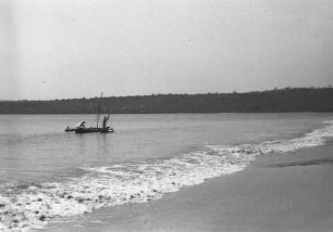 Piroge : Boot im Meer in Strandnähe
