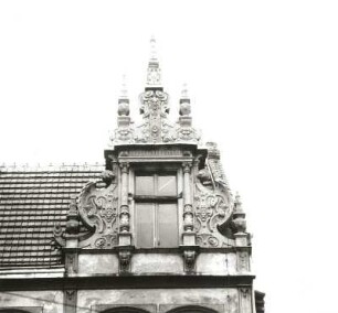 Cottbus. Verwaltungsgebäude, Dreifertstraße 8/Friedrich-Ebert-Straße 30, 1904; A. D. Nebengiebel (Westfassade)