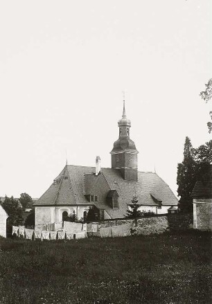 Helbigsdorf (Mulda-Helbigsdorf). Pfarrkirche (Erweiterung 1576 und 1726). Ansicht über die Kirchhofmauer von Nordost