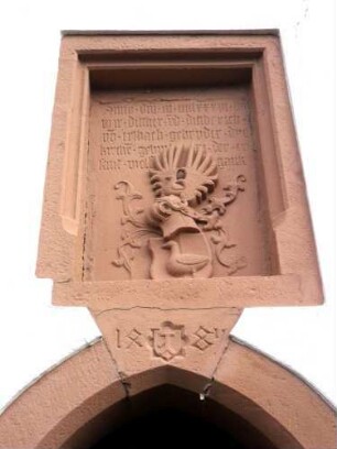 Langhaus Traufseite Süd-Tür mit Jahreszahl 1481 im Schlußstein sowie darübige Wappenkartusche mit Laudatio im Detail (Neubau der Kirche durch den Patronatsherren im Jahr 1481)