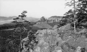 Sächsische Schweiz. Schmilkaer Felsgebiet. Rauschenstein. Blick von den Poblätzschwänden über den Wurzelgrund