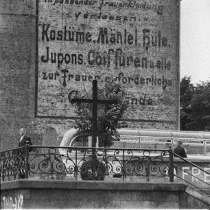Berlin-Kreuzberg, Gröbenufer. Ufermauer der kanalisierten Spree mit Gedenkkreuz für Udo Düllick (bei Fluchtversuch am 5. Oktober 1961 ertrunken)