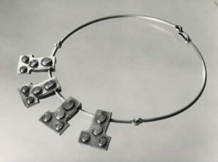 Halsschmuck, Halsreif. Silber mit Chalcedon Cabochons von Gisela Nünninghoff