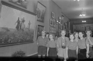 Ausstellung der Sowjetunion im Gebäude des Finanzministeriums der DDR am Werderschen Markt anlässlich der III. Weltfestspiele in Berlin : Ausstellungsbesucher
