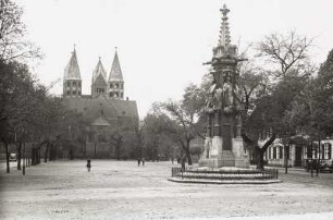 Halberstadt, Domplatz : Halberstadt. Domplatz mit Siegesdenkmal. Blick nach Westen gegen die Liebfrauenkirche