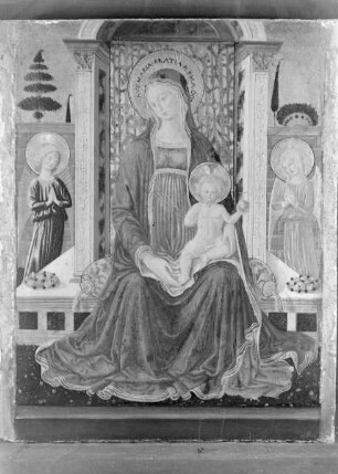 Thronende Maria mit dem Kind und zwei Engeln