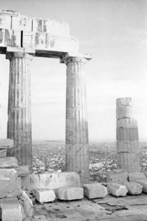 Athen: Akropolis, Säulen des Parthenon, Hintergrund Stadt und Meer