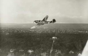 Sportflugzeug Klemm L-30 der SA-Fliegersturm-Staffel über dem Großen Garten Dresden (mit Reklame der Sturm-Zigarettenfabrik Arthur Dreßler Dresden)