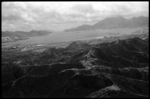 Hongkong: Anflug auf Hongkong mit Blick auf das Gebirge