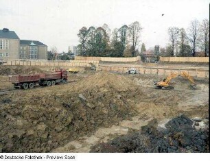 Baustelle Sächsische Landesbibliothek - Staats- und Universitätsbibliothek Dresden, Zentralbibliothek. Erdbau, Tieflöffelbagger beim Aushub der Baugrube an der Nordseite : Dresden-Räcknitz, Zellescher Weg 18. Baustelle Sächsische Landesbibliothek - Staats- und Universitätsbibliothek Dresden, Zentralbibliothek. Erdbau, Tieflöffelbagger beim Aushub der Baugrube an der Nordseite