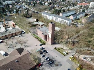 Reinbek: Stadteil Klosterbergen: Luftbild der Nathan-Söderblom-Kirche in Richtung Nordwesten, dahinter Wohnbebauung an der Bogenstraße
