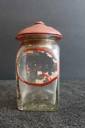 Vierkantflasche mit rotbemaltem Holzdeckel