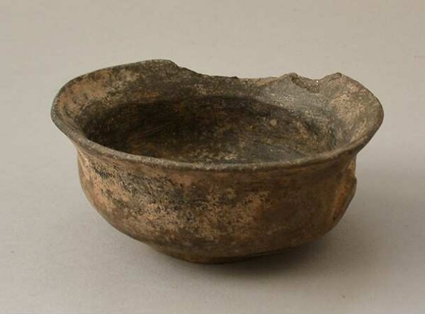 Clay bowl with stand