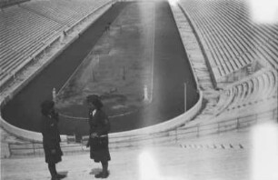 Athen. Panathinaiko-Stadion (Rekonstruktion 1895/1896; A. Metaxas). Ansicht mit zwei Luftwaffenhelferinnen