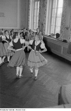 Tanzgruppe der 16. Grundschule während der Aufführung des Webertanzes